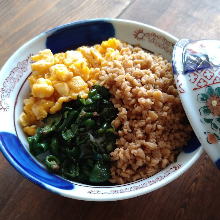 大豆ミートの三色丼